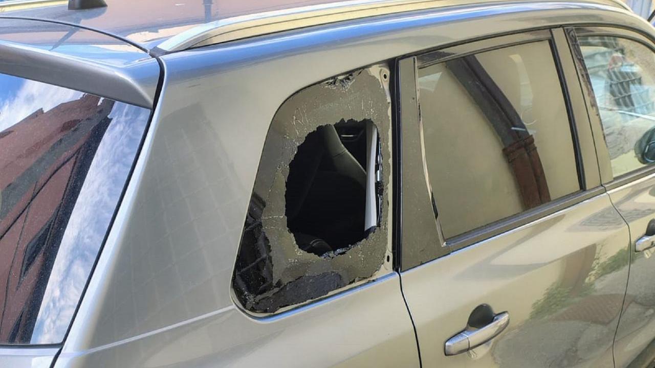 Livorno, danneggiate due auto vicino al municipio: vetri infranti