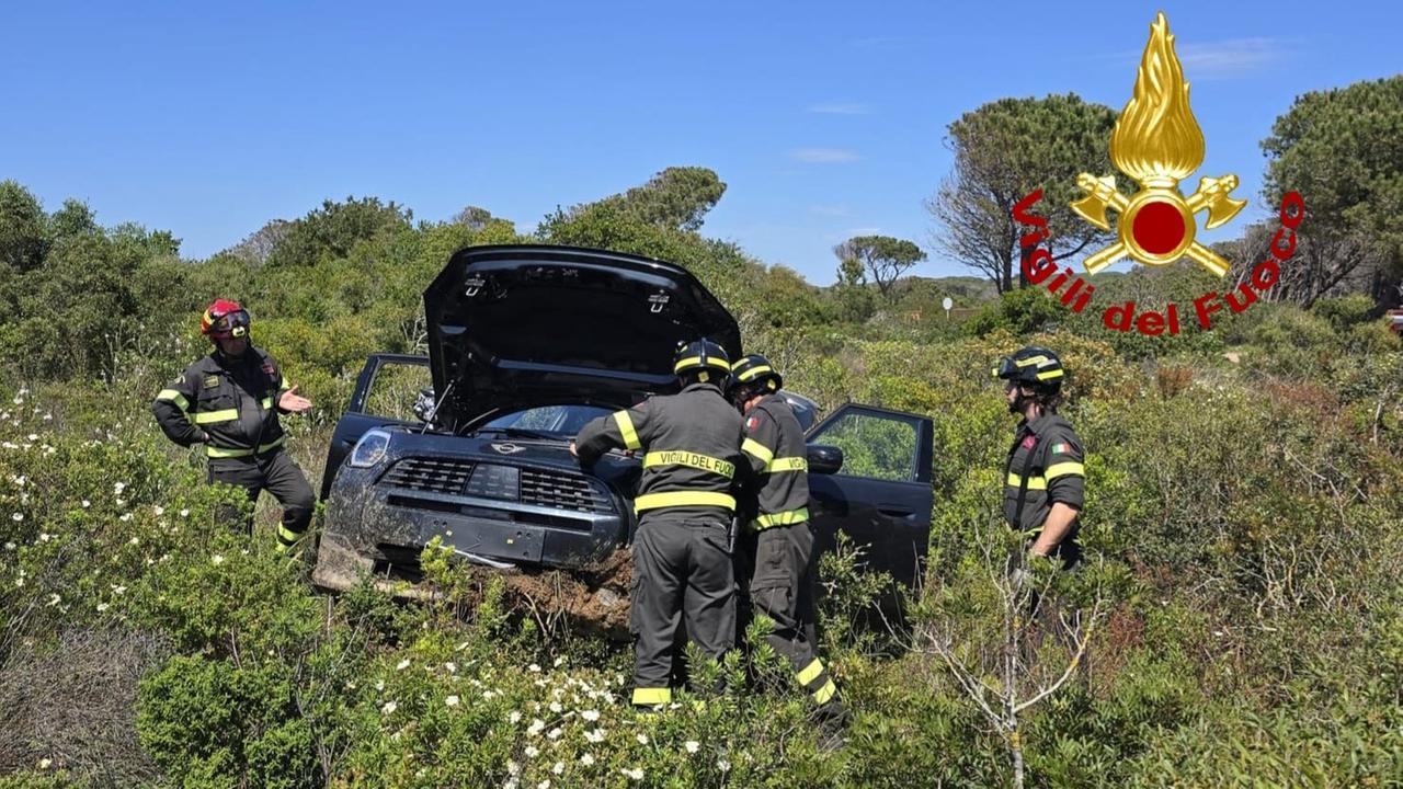 Auto con quattro persone a bordo finisce fuori strada