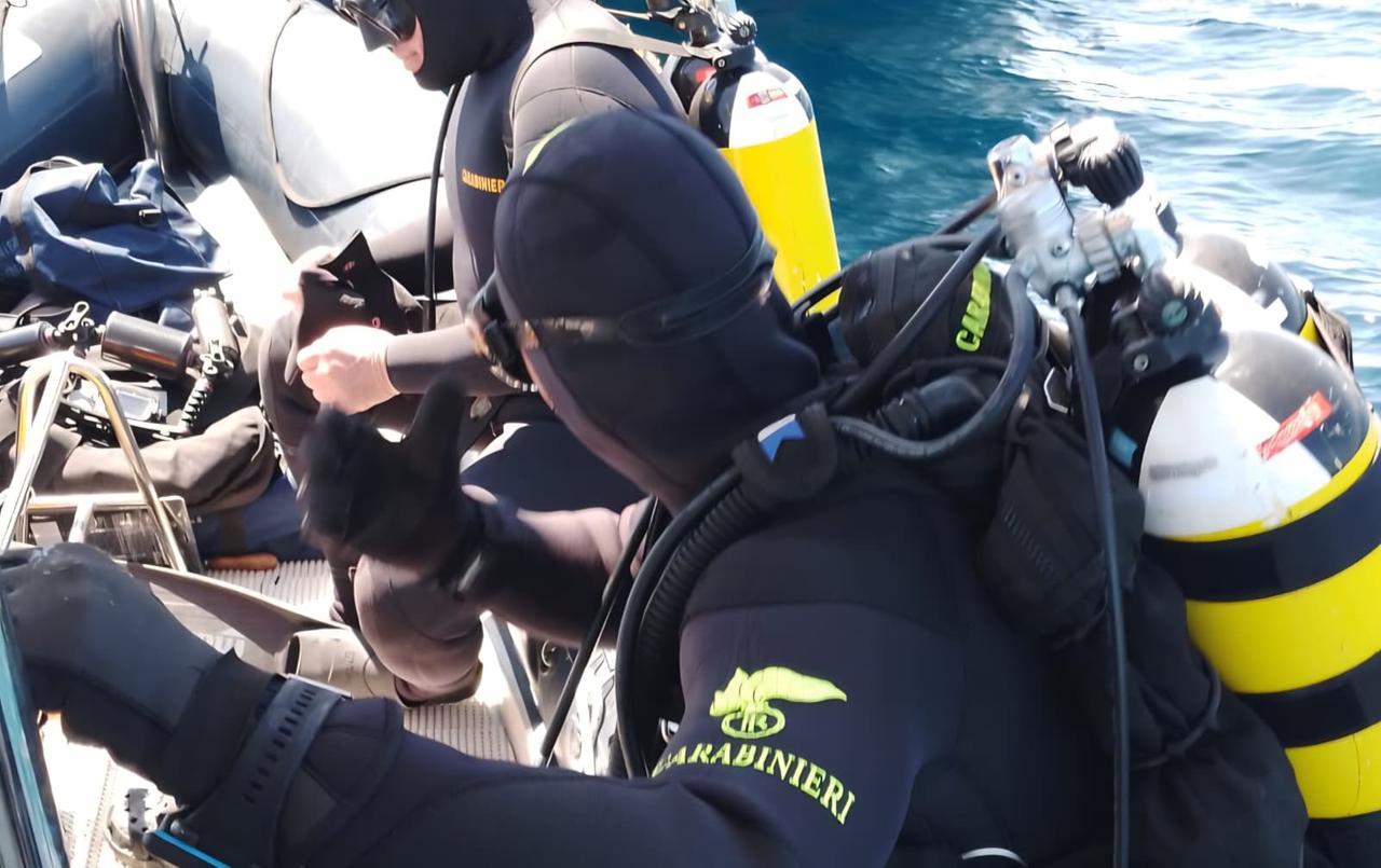 Nave si incaglia tra i cavi sottomarini: la delicata operazione dei carabinieri per liberarla