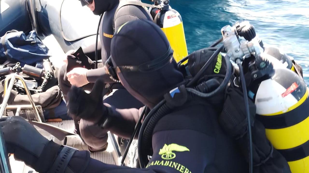 Nave si incaglia tra i cavi sottomarini: la delicata operazione dei carabinieri per liberarla