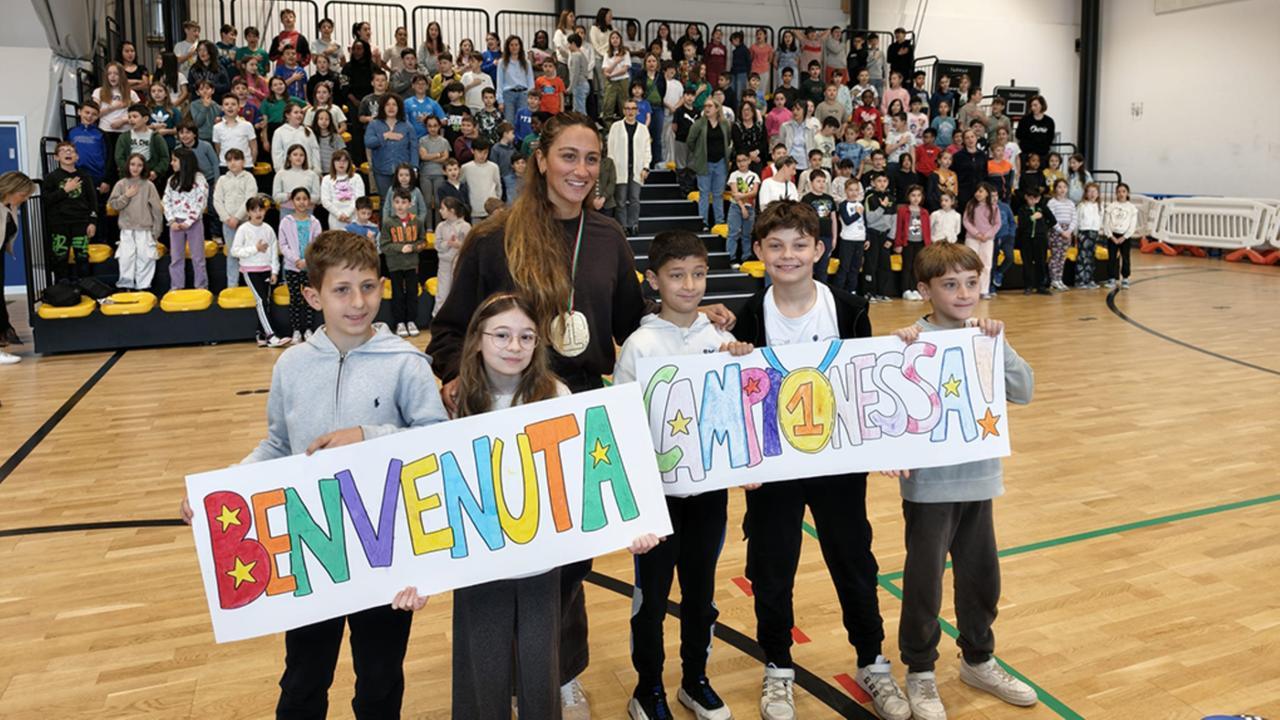 Simona Quadarella con gli alunni della scuola primaria Guidotti di Fiorano