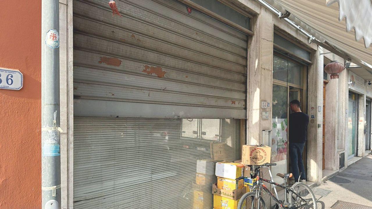 Empoli, rapina in negozio: i ladri sparano e portano via l’incasso – Poi l’assalto contro la vetrina