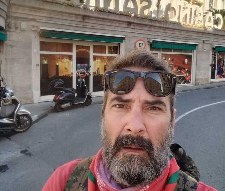 Da Carpi a Santiago a piedi. Il viaggio di Riccardo: «A Nizza rapinato di tutto da 6 persone»