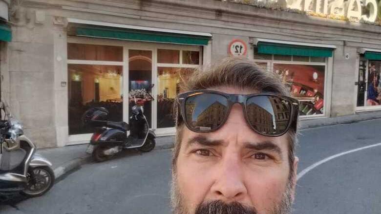Da Carpi a Santiago a piedi. Il viaggio di Riccardo: «A Nizza rapinato di tutto da 6 persone»