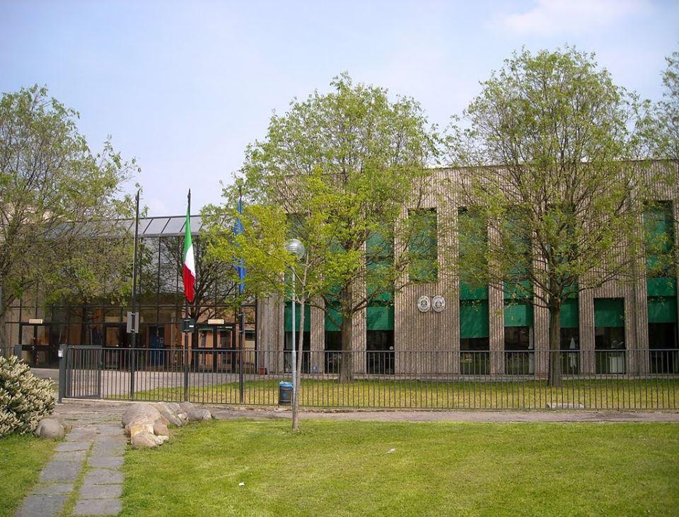 A 14 anni va a scuola con la mannaia nello zaino per discutere con il rivale