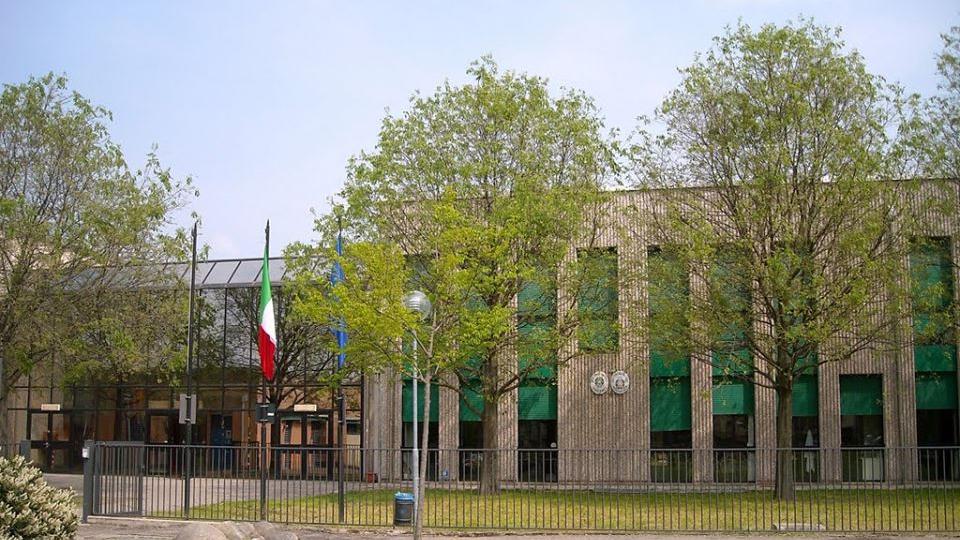 A 14 anni va a scuola con la mannaia nello zaino per discutere con il rivale