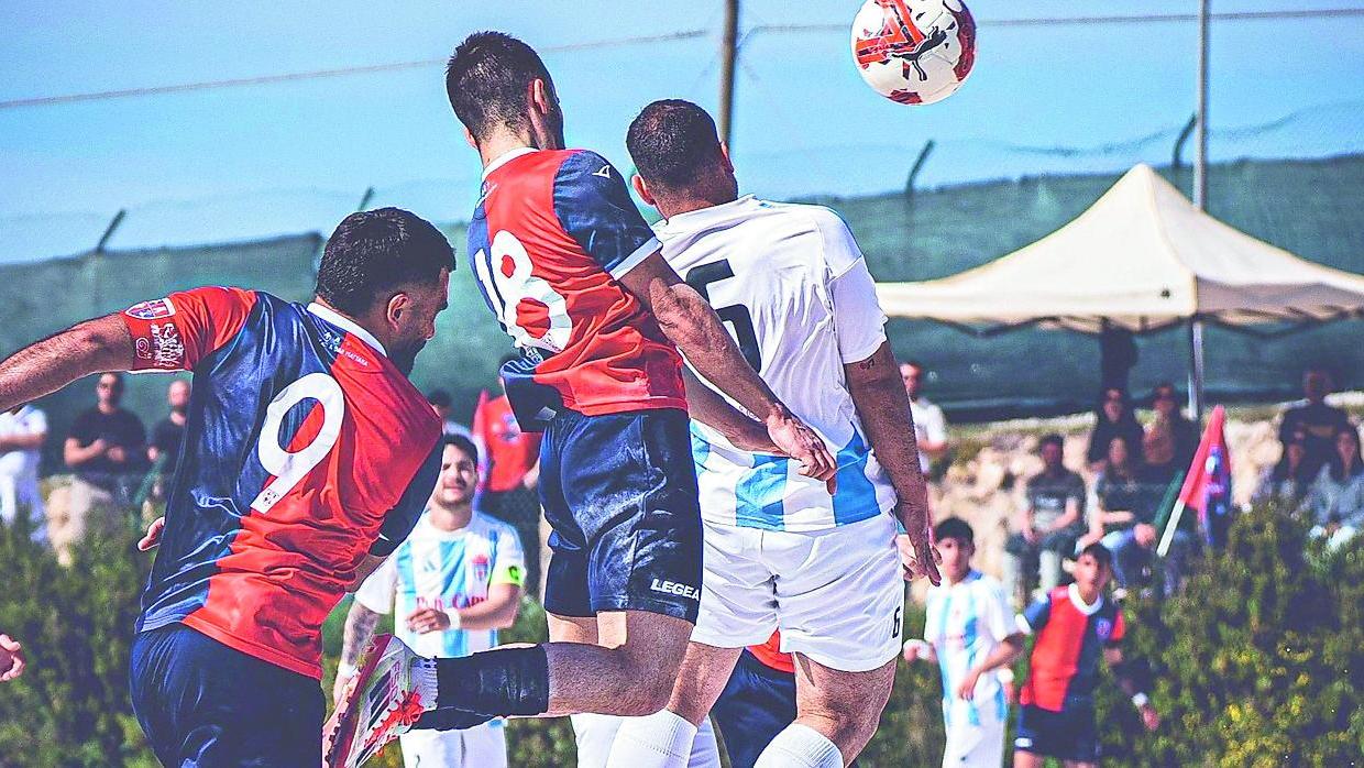 La salvezza della squadra, la gioia, lo sputo in faccia al calciatore, la denuncia: che cosa è successo alla finale del campionato