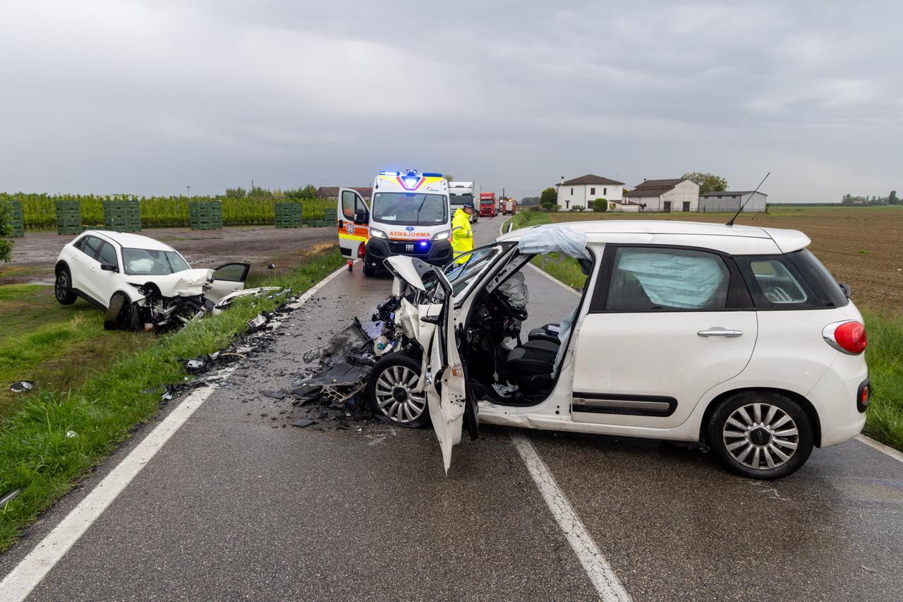 Scontro frontale in curva a Formignana: ferito un 19enne