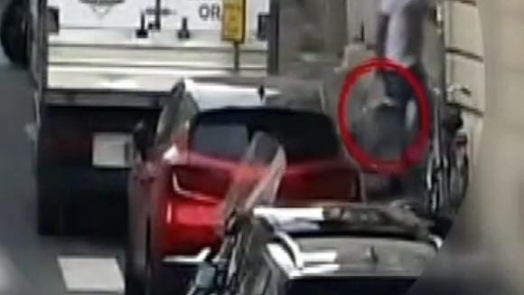 Il trasferimento della droga ripreso da una telecamera nascosta