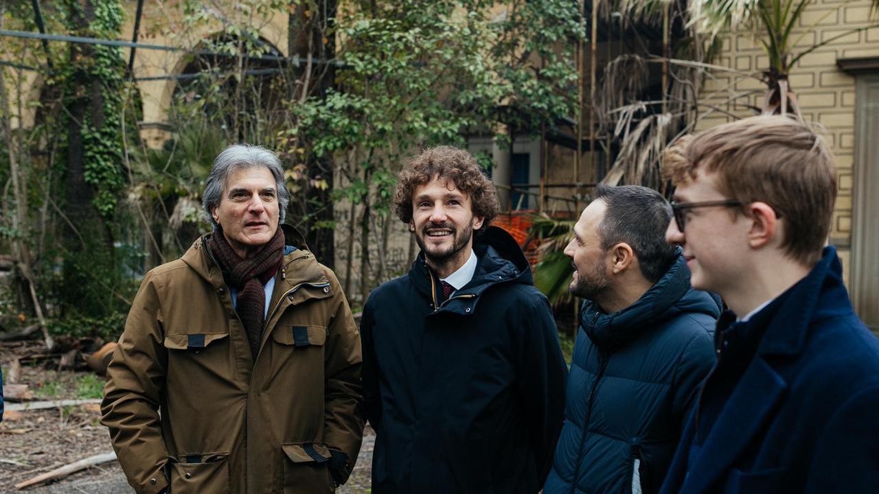 Luca Quercioli (il primo a sinistra) durante il sopralluogo alla Torretta nel febbraio scorso (foto Nucci)