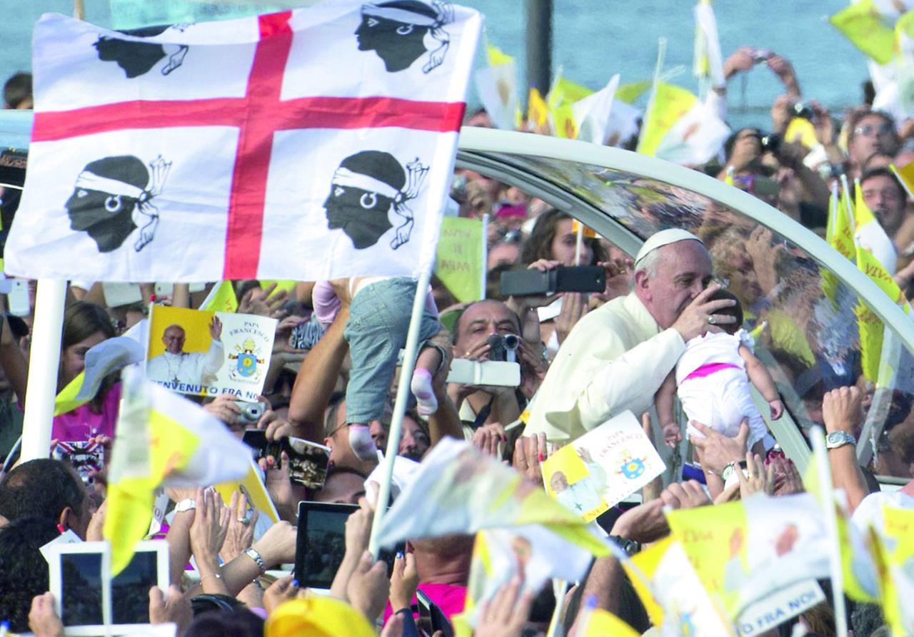Un anno senza papa Francesco. Il giorno in cui Bergoglio parlò al cuore della Sardegna: «Non datevi per vinti»