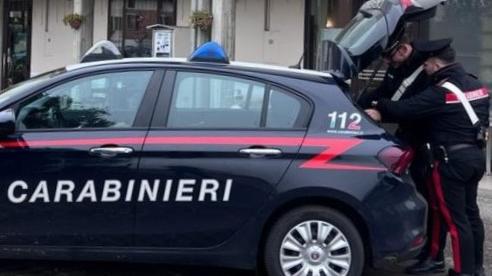 Pretende da bere, non paga e minaccia il barista per anni. Fino alla violenta aggressione: denunciato un 25enne