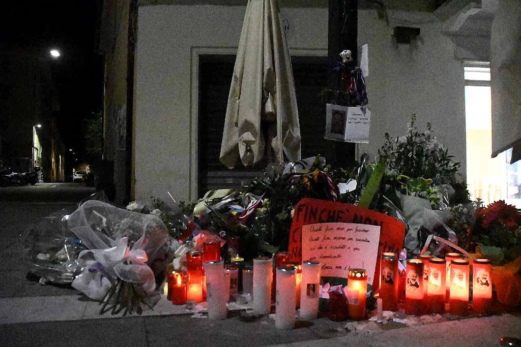 
	Fiori e ricordi nel luogo dell'aggressione (foto Cuffaro)

