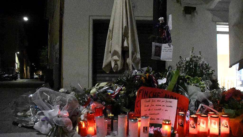 Fiori e ricordi nel luogo dell'aggressione (foto Cuffaro)