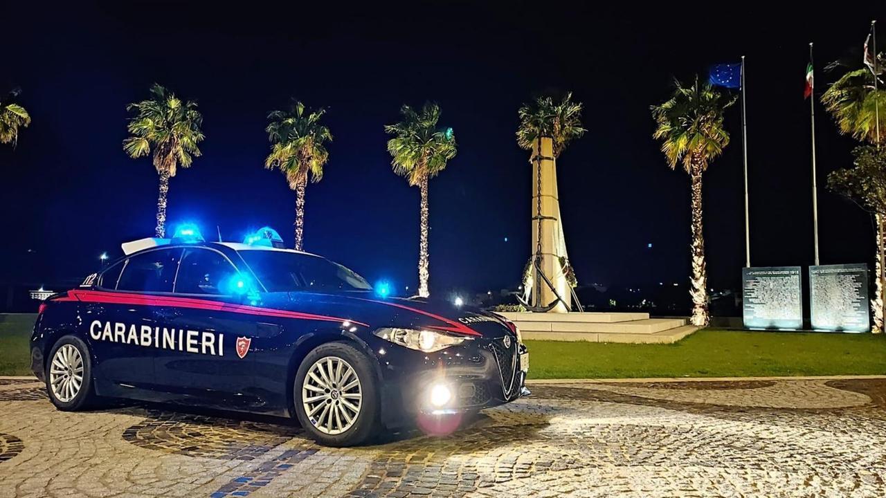 Aggredito, accoltellato e abbandonato fuori dal night: arrestato un 43enne, complici in fuga
