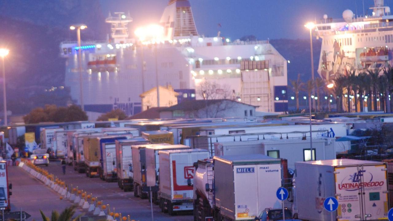 Autotrasportatori all'Isola Bianca di Olbia 