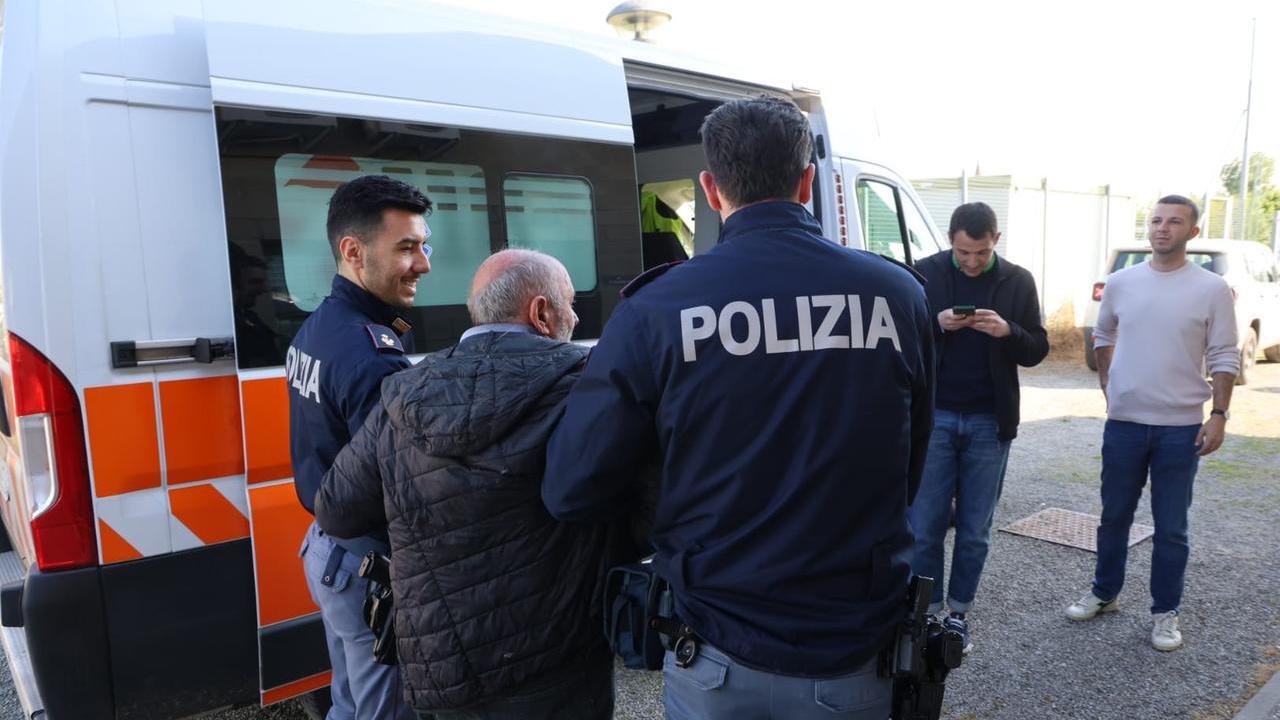 L'anziano ritrovato al campo della Cittadella (foto di Luigi Esposito)