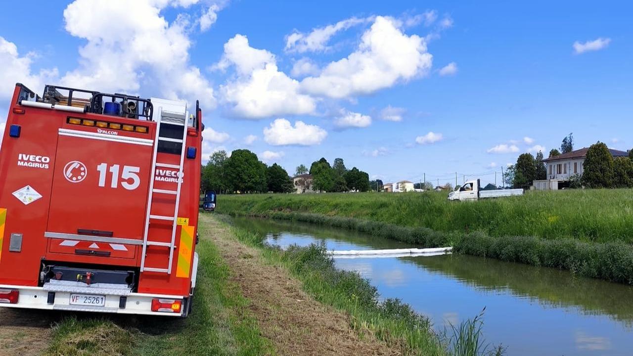 Olio nel canale a Bondeno: intervengono i vigili del fuoco volontari
