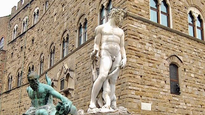Si arrampica sulla storica fontana di Firenze per palpare le parti intime della statua, scivola e fa danni per 5mila euro: denunciata