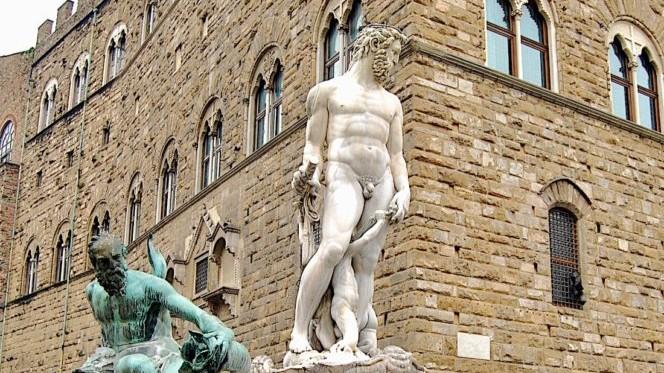 Si arrampica sulla storica fontana di Firenze per palpare le parti intime della statua, scivola e fa danni per 5mila euro: denunciata