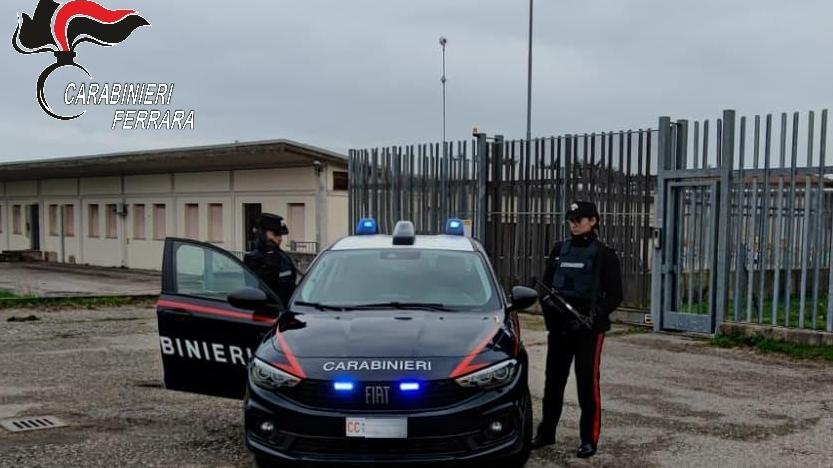 Bondeno, tenta la fuga e aggredisce i carabinieri: arrestato