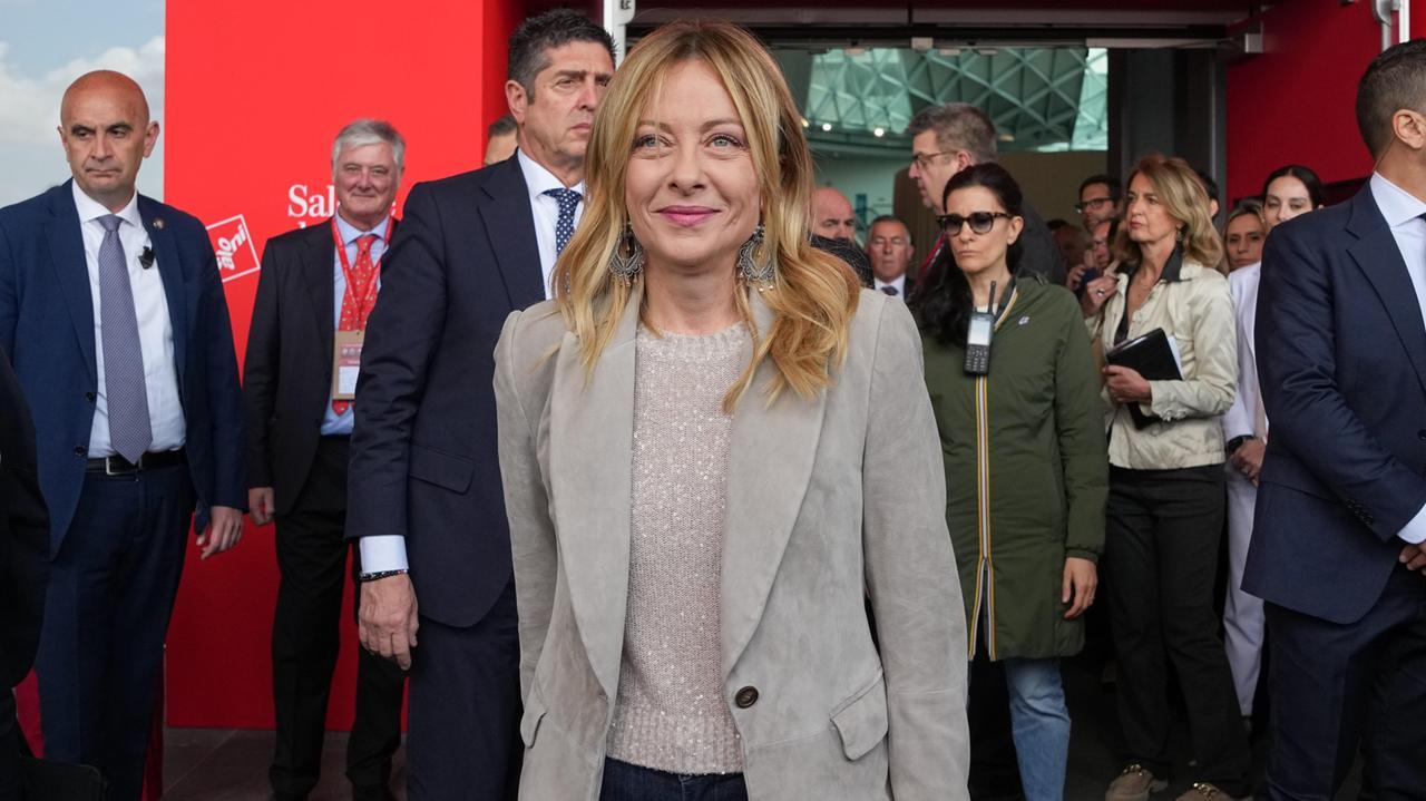 Celebre conduttore televisivo russo attacca Meloni in tv insultandola in italiano: «Donnuccia traditrice», Tajani convoca l’ambasciatore