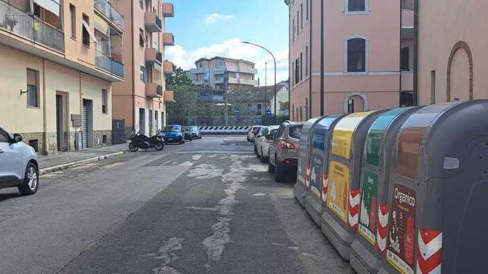 Via Prile e i bidoni dove a poca distanza è avvenuta l’aggressione