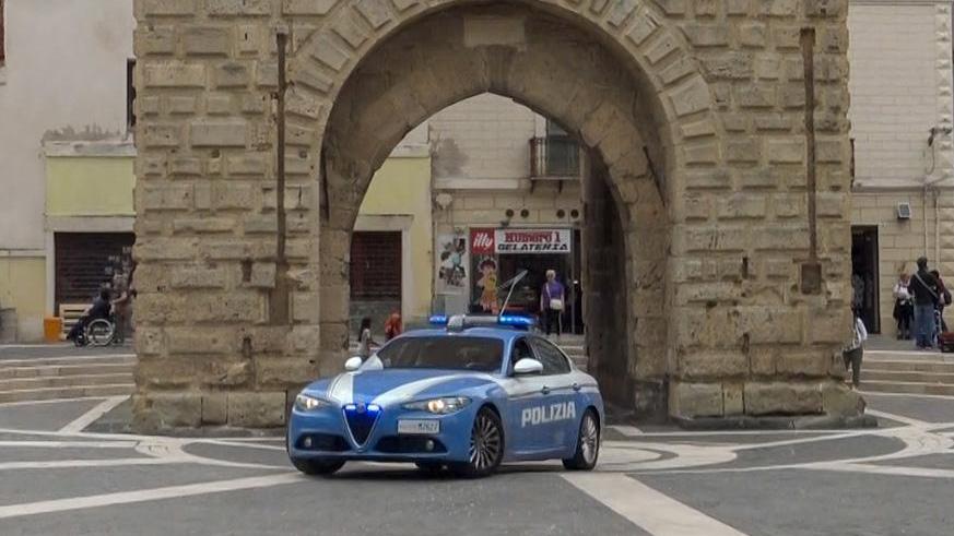 Si rifiuta di mostrare i documenti e minaccia i poliziotti: «Sono un maestro di karate», arrestato