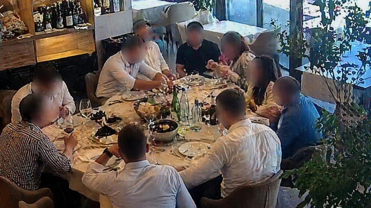 Una tavolata al ristorante (immagine archivio IA)