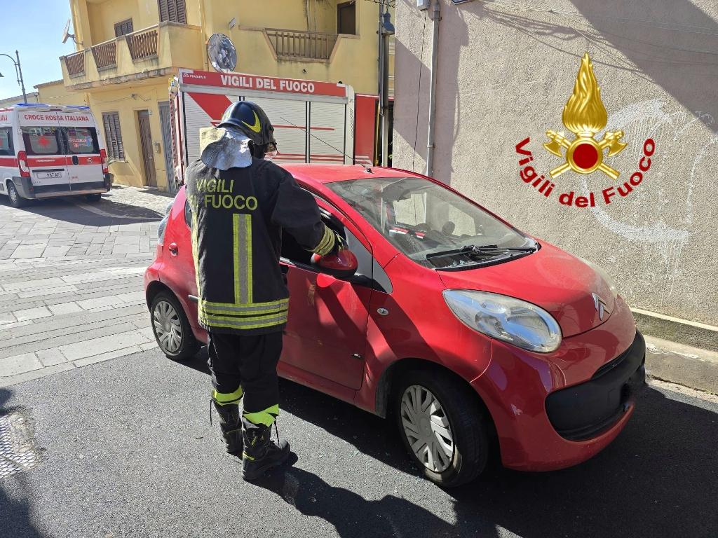 Scontro tra auto in pieno centro, automobilista estratto dall’abitacolo dai vigili del fuoco