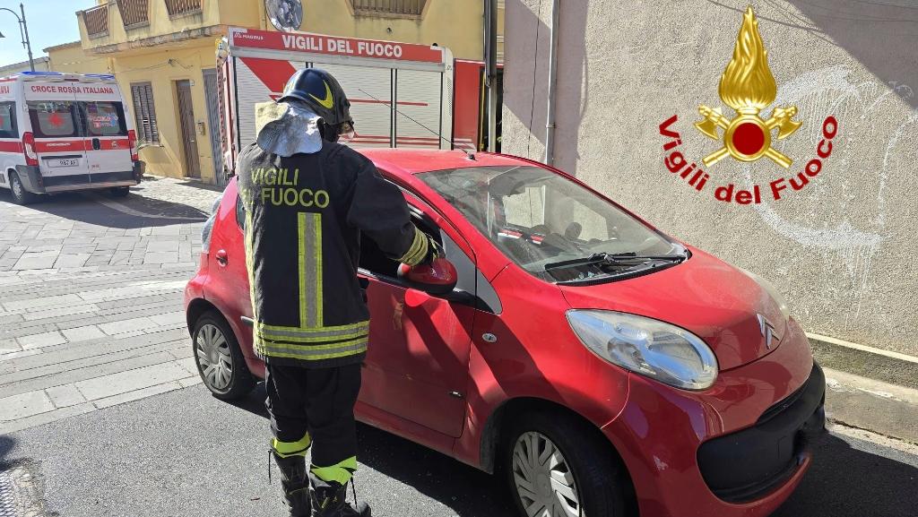Scontro tra auto in pieno centro, automobilista estratto dall’abitacolo dai vigili del fuoco