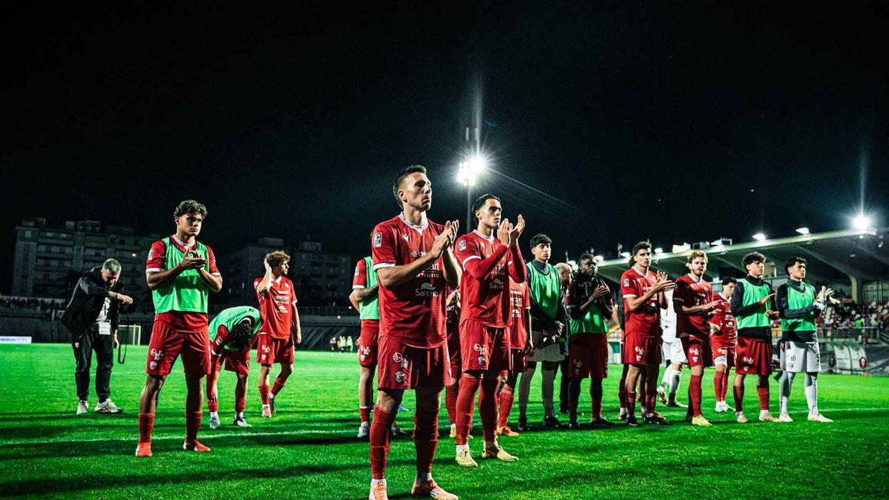 I carpigiani salutano il Cabassi nella foto di Daniele Lugli