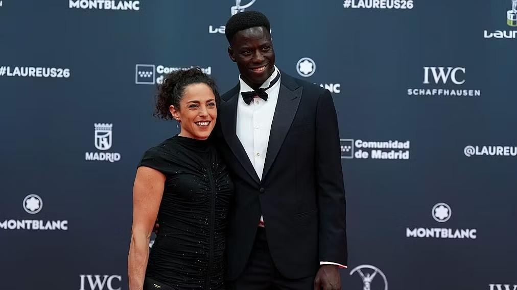 L’oro olimpico Federica Brignone e il fidanzato James sul red carpet a Madrid: l’amore scoppiato sul set di uno spot