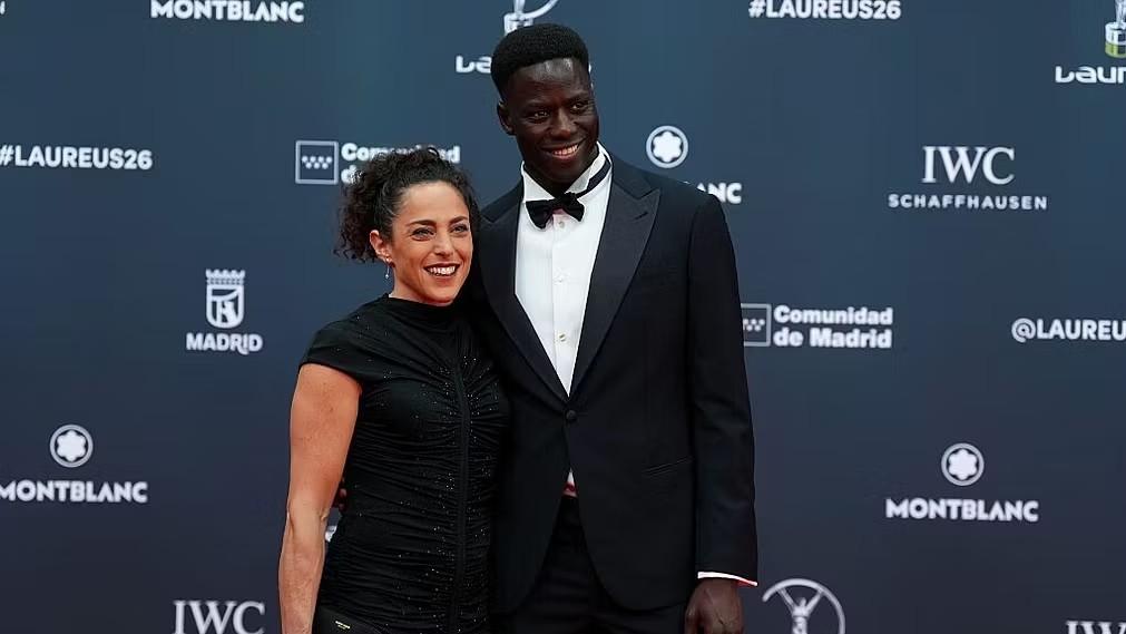 L’oro olimpico Federica Brignone e il fidanzato James sul red carpet a Madrid: l’amore scoppiato sul set di uno spot