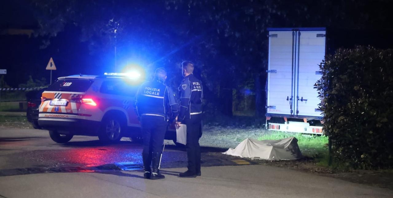 «Aiuto, c’è un uomo che brucia»: dramma nel parcheggio in via Notari