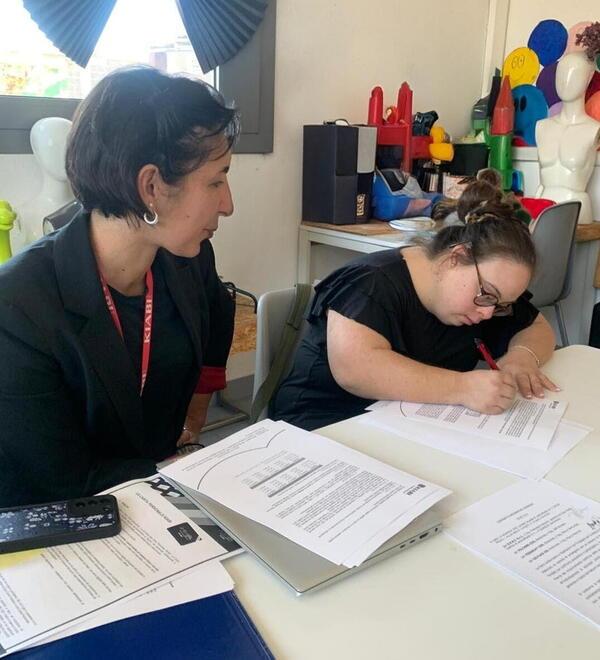 Oltre la disabilità, Giulia e la nuova sfida come commessa in un negozio di Livorno