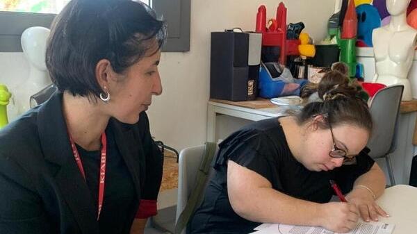 Oltre la disabilità, Giulia e la nuova sfida come commessa in un negozio di Livorno