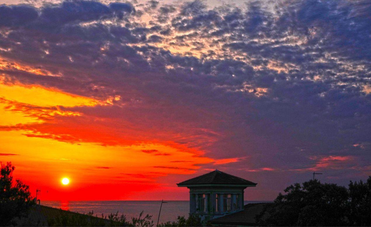 Livorno, il tramonto come un incendio. Grazie al nostro fotografo Franco Silvi