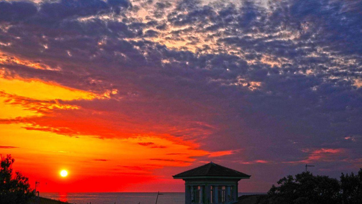 Livorno, il tramonto come un incendio. Grazie al nostro fotografo Franco Silvi