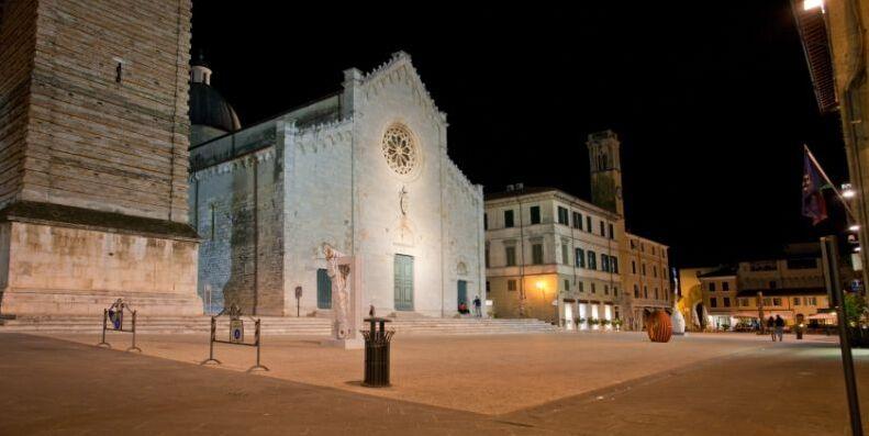 Cameriere aggredito a Pietrasanta: prima l’insulto razzista, poi il pestaggio – «Picchiato da 7 persone»