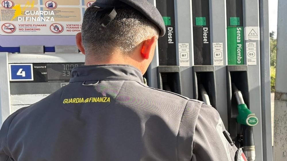 Caro carburanti e prezzi “pazzi”: irregolare un distributore su tre