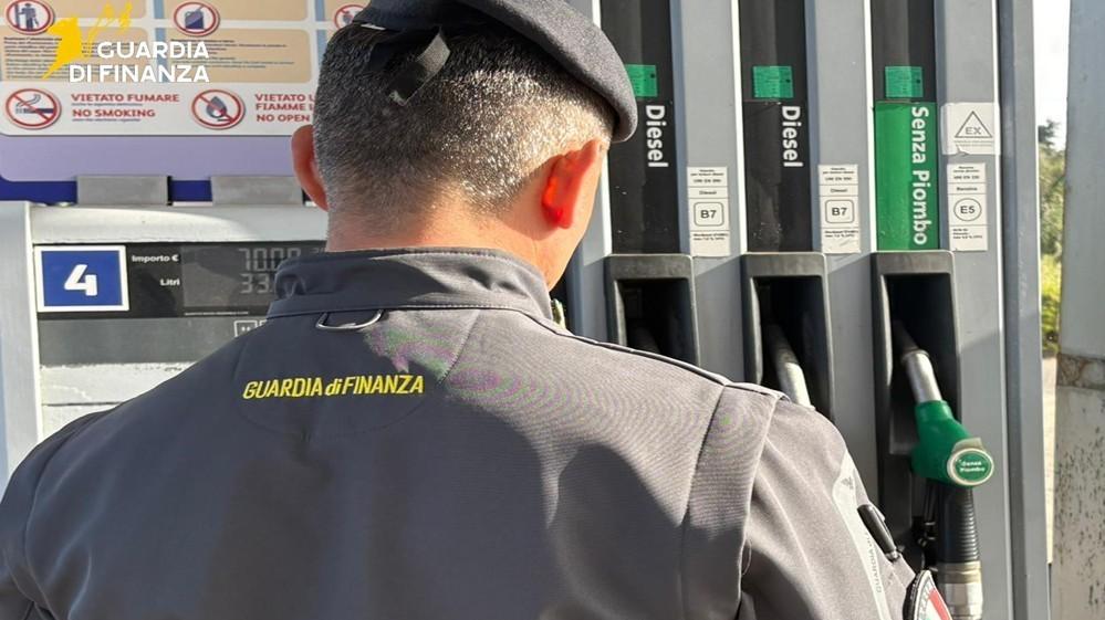 Caro carburanti e prezzi “pazzi”: irregolare un distributore su tre