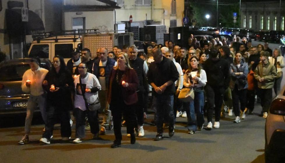 Morte di Bongiorni, fiaccolata nelle strade di Carrara: «Il dolore non passa, ma non c’è nessun desiderio di vendetta»