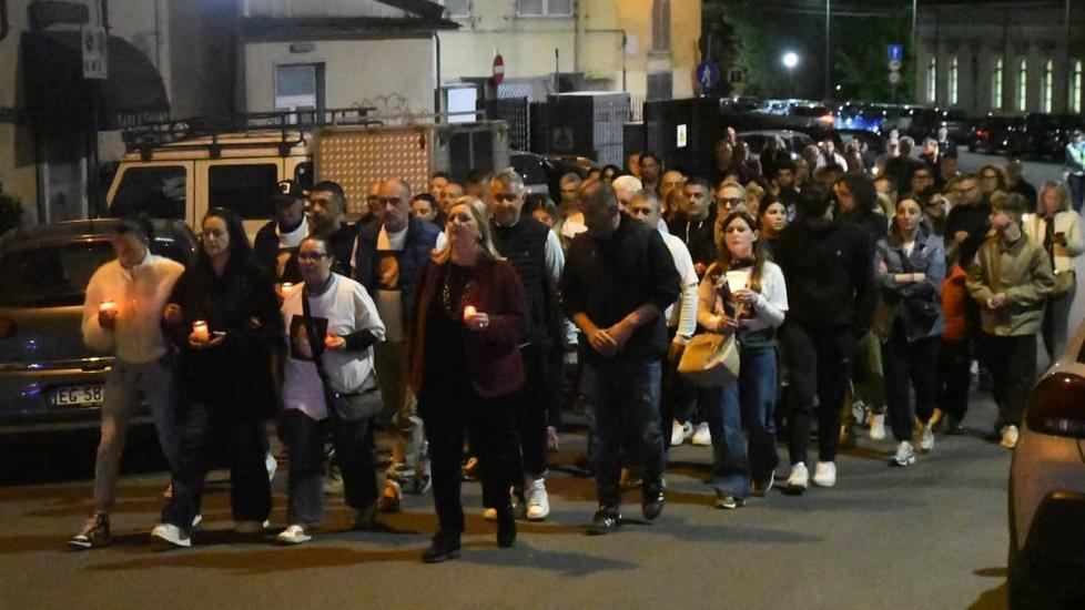 Morte di Bongiorni, fiaccolata nelle strade di Carrara: «Il dolore non passa, ma non c’è nessun desiderio di vendetta»