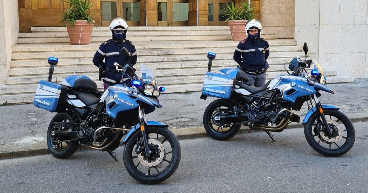 Minaccia e picchia l’ex compagna, poi le distrugge lo scooter: arrestato