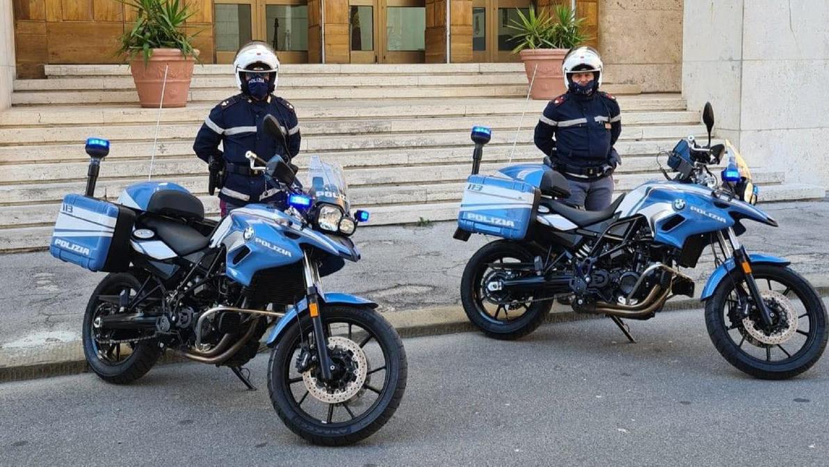 Minaccia e picchia l’ex compagna, poi le distrugge lo scooter: arrestato