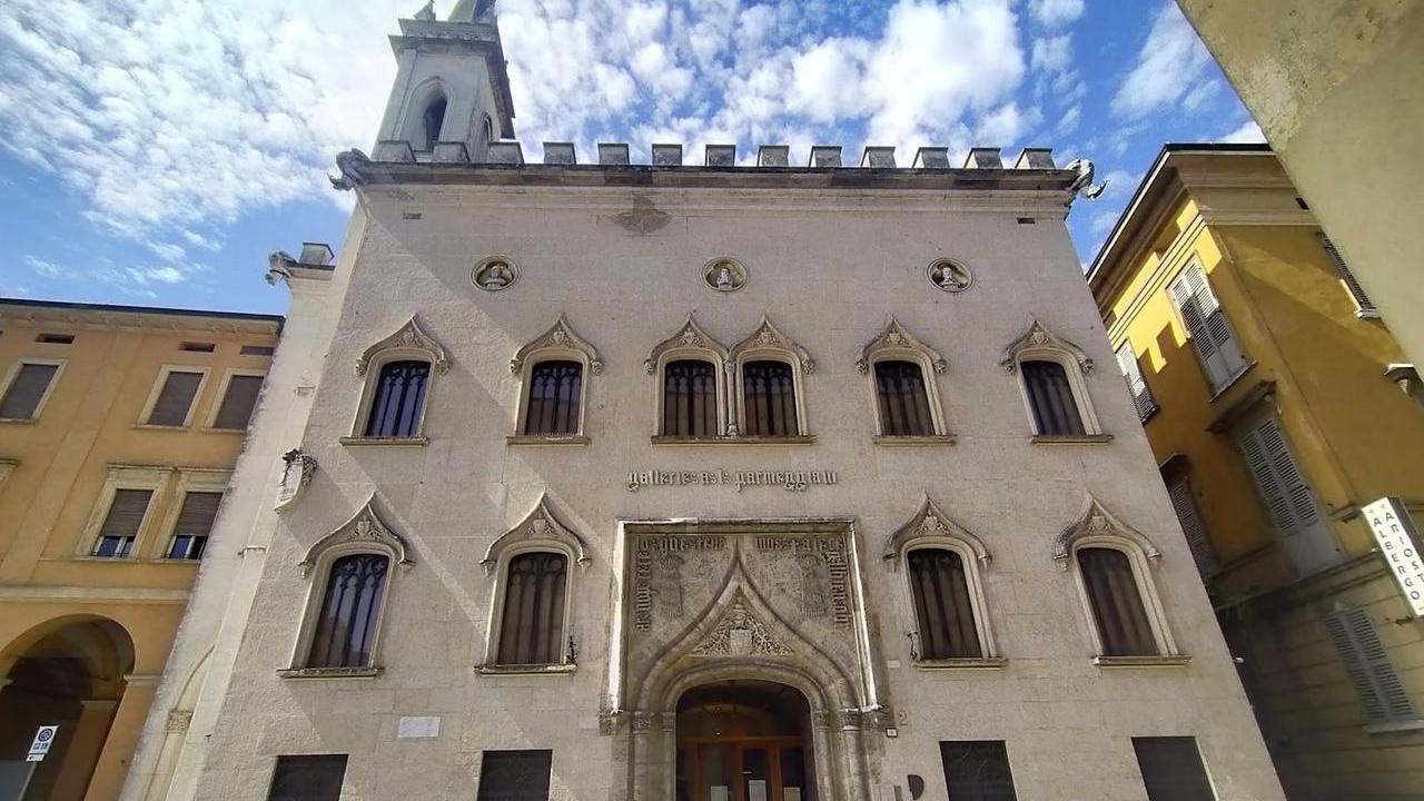 Colpo da 100mila euro alla Galleria Parmeggiani, assolto dopo 12 anni: scagionato dalle troppe impronte