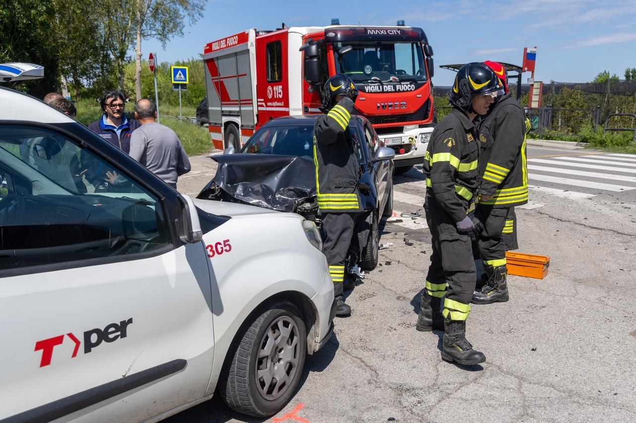 Scontro tra tre veicoli a Ferrara: ferita una persona