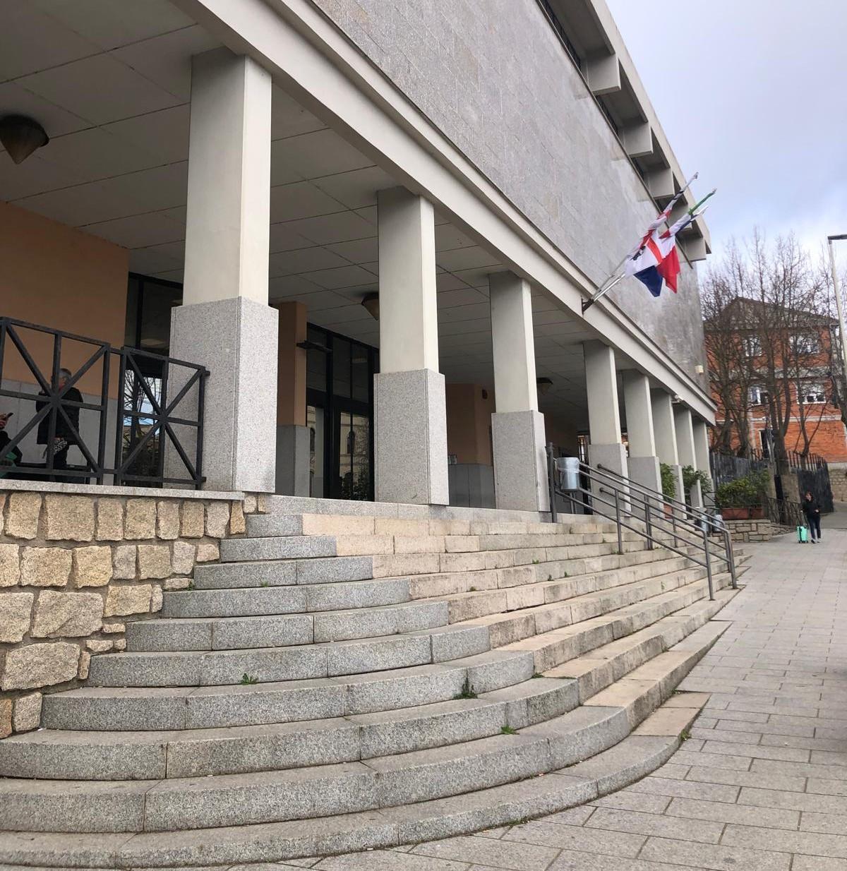 Si barrica in un ufficio del tribunale di Tempio: intervengono i carabinieri