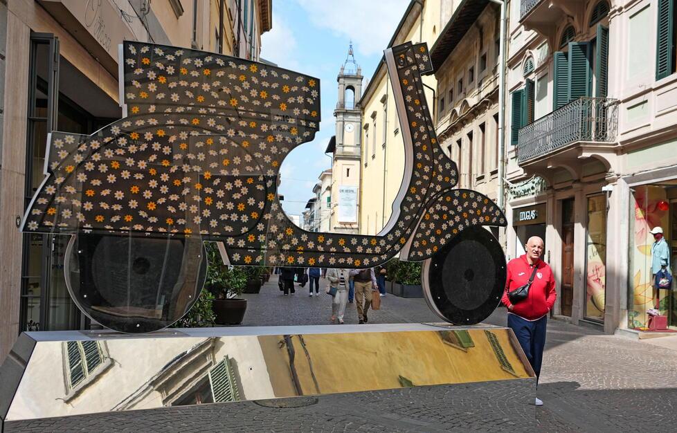 Un tripudio di Vespe super colorate: ecco come Pontedera onora il mito